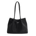 Borsa tote grande in ecopelle nera opaca con fibbia d'argento e tracolla lunga - Nero