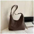 Borsa hobo marrone minimalista con finitura opaca, ideale per l'ufficio e il tempo libero - senza ciondolo / 35x10x37cm / Marrone