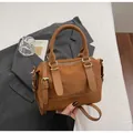 Brown woven baguette bag with adjustable leather strap and golden hardware accents - Woven Style / Brown