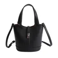 Elegante borsa a secchiello in pelle nera con motivo litchi, chiusura e fodera rossa - Nero