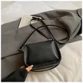 Klassische schwarze Umhängetasche aus Leder mit Litschi-Muster und Golddetails - 21x16x9.5cm / Schwarz