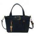 Bolso saco negro con textura de cuero plisado y un colgante de llave de estilo retro - Negro