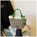 Secchiello verde in tessuto scozzese con bordo in pile bianco e tracolla in pelle - Stile di base / Verde a Quadri