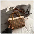 Borsa a secchiello scozzese marrone e blu con bordo in finta pelliccia bianca e manici - Stile di base / Marrone a Quadri