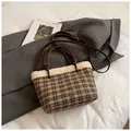 Secchiello retrò a quadri grigi e gialli con bordo in shearling crema e cinturini in pelle - Stile di base / Traliccio Caffè