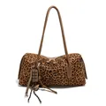Détail du sac à bandoulière léopard en daim avec zip doré et pendentif chocolat - Avec Pendentif / Imprimé léopard