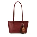 Borsa tote rosso scuro minimalista con trama litchi e ciondolo a sfera in peluche - 38*13.5*20 / Rosso Vino con Ciondolo