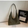 Minimalist olive green tote bag in matte PU leather with adjustable shoulder strap - Simple Style / Green