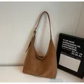 Minimalist caramel brown hobo shoulder bag in matte PU leather with adjustable strap - Simple Style / Brown