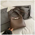 Borsa a secchiello in pelle marrone scuro con chiusura a scatto e trama martellata - Stile di base / Marrone