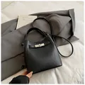 Secchiello chic in finta pelle nera con motivo litchi e chiusura a girello argentata - Stile di base / Nero