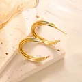 Detailansicht goldener geometrischer Ohrstecker mit Mesh-Textur auf Naturstein - Mehrlagiges Verflochtenes Schuppenmuster (ED034) / Gold