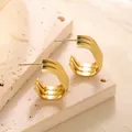 Detailansicht goldener C-förmiger Titan-Ohrringe mit dreifachem parallelem Rillendesign - Dreilagiger Glänzender Gerippter C-Form-Stil (ED052) / Gold