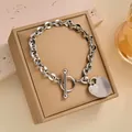 Detailansicht eines silbernen Armbandes mit OT-Verschluss und zwei Herzanhängern - Vollständiges Strassherz OT Armband / Stahlfarben