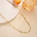 Détail du collier chaîne trombone doré sur assiette blanche avec tulipes élégantes - Collier Long (XL8111J) / 40+5cm / Or