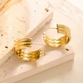 Geometrische Titanstahl C-Ohrringe mit drei Schichten in poliertem 18K Goldfinish - Dreilagiger Stereoskopischer Rippenstil (ED039) / Gold