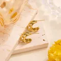 Minimalistische dreilagige Creolen in Gold mit poliertem Finish und Geometrie-Design - Gold