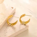 Elegante goldene gedrehte C-Ohrringe mit glänzendem dreireihigem geometrischem Finish - Feiner Spiralgedrehter C-Form-Stil (ED047) / Gold