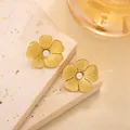 Λεπτομέρεια από χρυσά σκουλαρίκια πέταλα με πέρλα πάνω σε πέτρινη βάση - Σκουλαρίκι με Τεχνητό Μαργαριτάρι Κερασιά (Χρυσό)