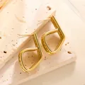 Minimalistische goldene Titanstahl-Ohrstecker mit dreireihigem geometrischem Hohl-Design - Unregelmäßiger Geometrischer Hohler Stil (ED050) / Gold