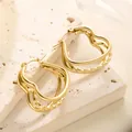 Makro-Detail der klobigen 18K vergoldeten Herzohrringe mit gemischten Kordelstrukturen - Mehrschichtiges Wellen-Twist-Seil (EH038)
