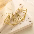 Detailansicht der mehrlagigen geometrischen Dreieck-Ohrringe in 18K Gold-Finish - Gestapeltes Dreieck Geometrisch (EH041)