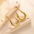 Geometrische Titan-Ohrringe mit Hammerschlag-Finish in Gold und dreireihigem U-Design - Vintage Gehämmerter U-Form Hufeisenstil (ED056) / Gold
