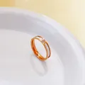 Détail d'une bague en titane or rose avec nacre blanche et trois diamants étincelants - Taille 10 (US) / Or rose