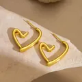 Λήψη macro από γυαλισμένα σκουλαρίκια καρδιά 18k σε φόντο από φυσική πέτρα - Περίγραμμα Καρδιάς Χρυσό (ED106)