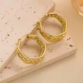 Mehrlagige geometrische 18K Gold-Creolen mit Textur auf Steindisplay - Geometrischer Strukturierter Großer Reif (EH057)