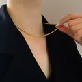 Élégant collier en titane plaqué or 18k pour femme avec un design scintillant texturé - Collier scintillant XL8145J doré