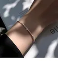 Gros plan d'un collier en argent scintillant avec des détails fins plaqués or 18k - Bracelet scintillant SL5110Y couleur acier