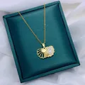 Collana conchiglia dorata con perla e diamanti su scatola di pelle verde - Catena a O / Oro (Catena a O)