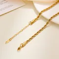 Detail einer goldenen gedrehten Kordelkette mit Karabinerverschluss und S. Steel Anhänger - Seilkette Halskette (XL8181J)