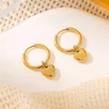 Orecchini a cerchio con pendente a cuore placcati in oro 18k su elegante base bianca - Orecchini a cuore