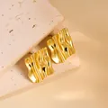 Makroansicht geometrischer quadratischer Goldohrringe mit gewellter Textur auf Stein - Gefalteter Gezogener Quadratischer Stil (ED194)