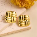 Orecchini a perno geometrici a nodo quadrato placcati oro 18K con finitura a specchio - Stile Intrecciato Quadrato (BJ006)