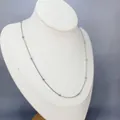 Detail einer silbernen Schlangenkette mit Perlen auf einem weißen Halsmodell - Runde Perlen Schlangenkette Halskette (XL8204Y)