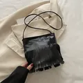 Piccola borsa a tracolla nera con frange eleganti in ecopelle per donna - Nero