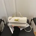 Mini sac bandoulière blanc avec fermoir doré et texture en cuir croisé élégante - Blanc