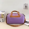 Borsa da viaggio viola in nylon impermeabile con manici marroni e tracolla rimovibile - Viola