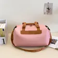 Borsa da viaggio multifunzionale rosa con cinturini marroni e scomparto umido-secco - Rosa