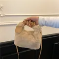 Elegante borsa in peluche beige con manico in pelle arricciata e pendaglio dorato - Cachi
