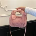Borsa a mano in ecopelliccia rosa con manico in raso e tracolla staccabile - Rosa