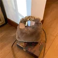 Borsa di peluche marrone con manico in pelle arricciata dorata e tracolla rimovibile - Marrone