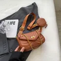 Sac bandoulière matelassé marron avec petit porte-monnaie et bandoulière tissée - Marron
