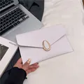 Elegante pochette a busta lilla con fibbia dorata in pelle testurizzata di lusso - Bianco