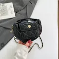 Zwarte gewatteerde PU-leren handtas met gouden camelia sluiting en ketting riem - Zwart