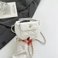 Gewatteerde witte PU-lederen minitas met gouden camellasluiting en kettingriem - Wit