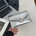 Pochette a busta argento metallizzato con fibbia dorata per uno stile elegante - Argento